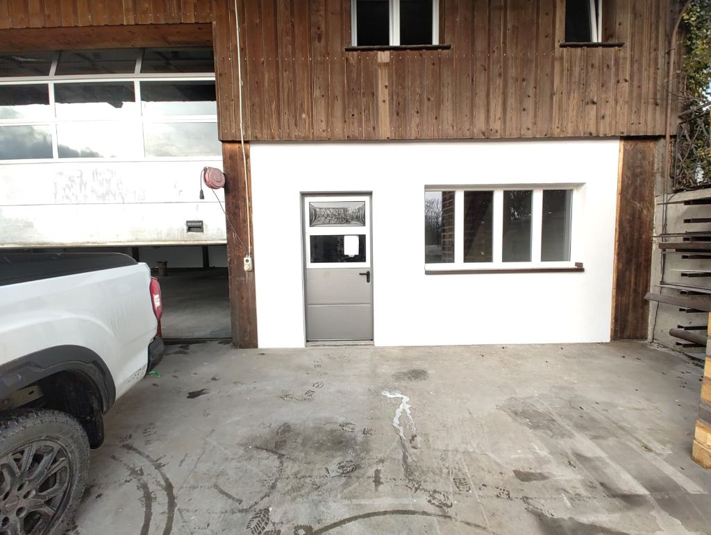 Neue Wand mit Tür und Fenster