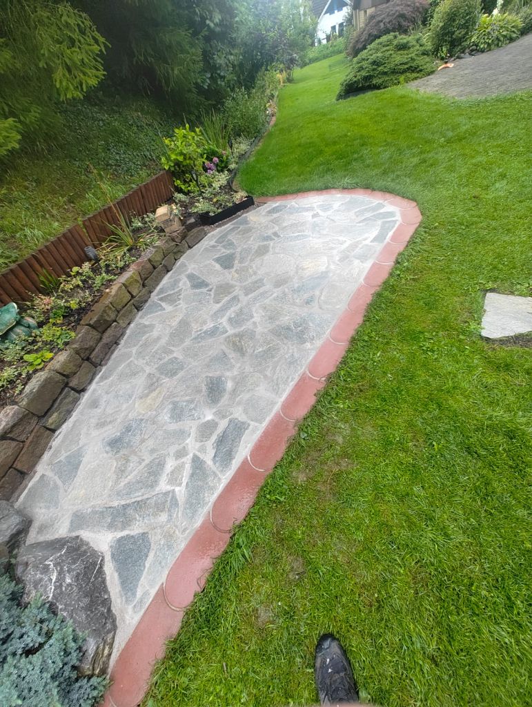 Gartenweg mit Polygonalplatten