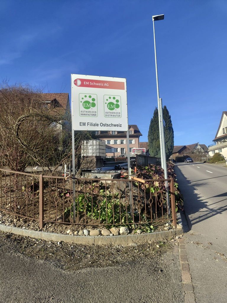 Werbetafel einbetoniert