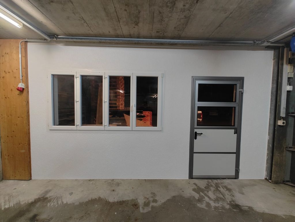 Trennwand mit Fenster und Tür