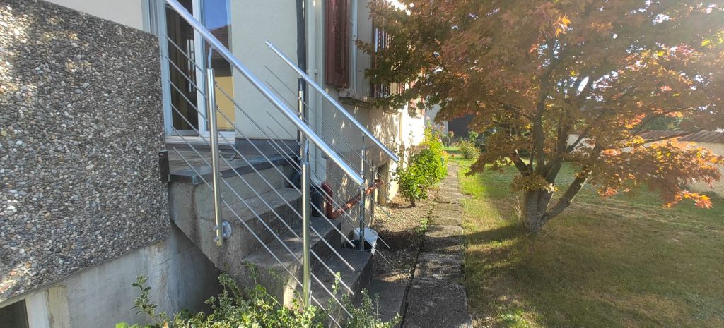 Treppe mit Edelstahlgeländer